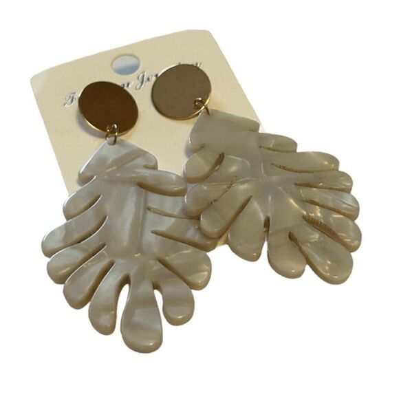‎Boho acrylic palm leaf pearl dangle earrings - Picture 2 of 2